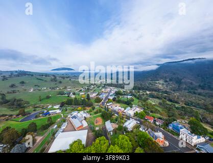 OMEO, AUSTRALIEN - 5. APRIL 2026: Eine Luftpanoramafotografie, die über die abgelegene Stadt Omeo blickt, die in einem Tal zwischen den bewaldeten Bergen liegt Stockfoto