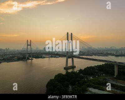 Phu-My-Brücke über den Saigon-Fluss in Ho-Chi-Minh-Stadt, Vietnam, am 21. April 2025 Stockfoto