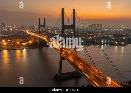 Phu-My-Brücke über den Saigon-Fluss in Ho-Chi-Minh-Stadt, Vietnam, am 21. April 2025 Stockfoto