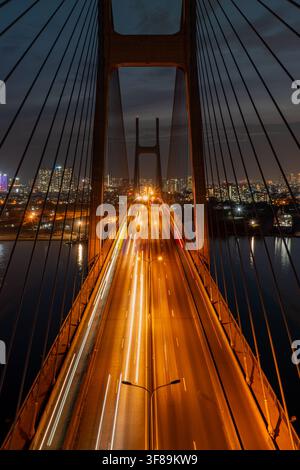 Phu-My-Brücke über den Saigon-Fluss in Ho-Chi-Minh-Stadt, Vietnam, am 21. April 2025 Stockfoto