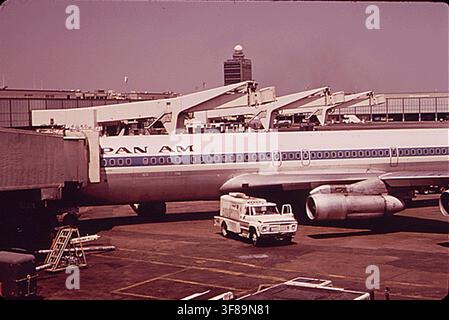Eine Pan Am-Jumbo-Maschine am Flughafen John F. Kennedy, fotografiert am 1. Mai 1973 im Rahmen des DOCUMERICA-Programms der Environmental Protection Agency zur Dokumentation von Umweltthemen. Stockfoto