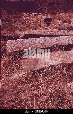 Die Stone Barn Foundation, alles, was von einer verlassenen Farm in Exeter übrig geblieben ist, fotografiert im Jahr 1973 im Rahmen des DOCUMERICA-Programms, eines Projekts der Environmental Protection Agency zur Dokumentation von Themen von ökologischer Bedeutung. Stockfoto
