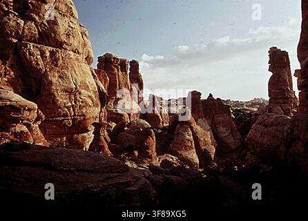 Felsformationen in 'The Doll House', einem abgelegenen Abschnitt der Canyonlands, mit dem Colorado River und dem Needles-Abschnitt des Parks, der sechs Meilen östlich liegt, fotografiert am 1. Mai 1972 im Rahmen des DOCUMERICA-Programms, einem Projekt der Environmental Protection Agency zur Dokumentation von Themen von Umweltbedenken. Stockfoto