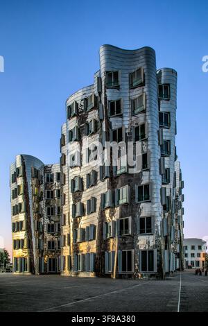 Neuer Zollhof, entworfen von Frank Gehry im MedienHafen, Düsseldorf, Deutschland. Stockfoto