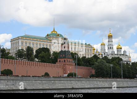 Moskau, Russland - 3. August 2026: Der Große Kremlpalast und der goldkuppelige Glockenturm des Ivan der Große, der hinter der roten Backsteinkremlmauer aufragt Stockfoto