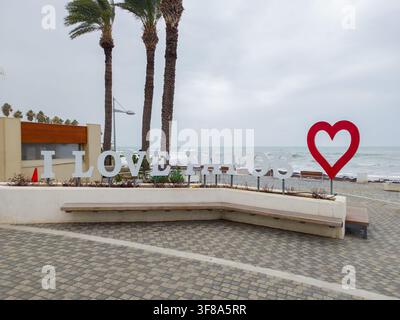 30. Januar 2026 Paphos, Zypern: I Love Pafos-Landmarkschild mit einem lebendigen roten Herzen auf dem Küstenpromenadenweg in Zypern Stockfoto