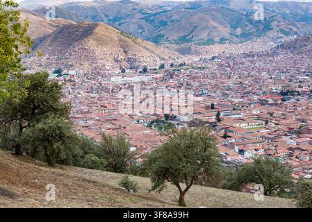 Ein atemberaubender Luftblick, der die antike Stadt Cusco in Peru zeigt. Eine lebendige städtische Landschaft, eingebettet in dramatische Gebirgszüge, verkörpert Stockfoto