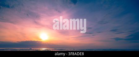 Sonnenuntergang über dem Meer. Atlantik in Abend, Porto, Portugal, Europa Stockfoto
