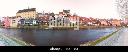 Panoramablick über die Moldau in Český Krumlov, Tschechische Republik, mit traditionellen Häusern, roten Ziegeldächern und historischer Architektur entlang des Stockfoto