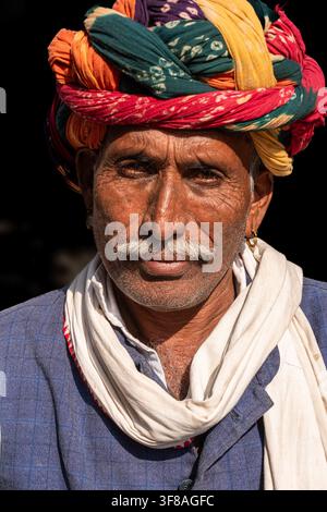 Indien. Rajasthan. Bundi. Porträt eines Rajasthani-Mannes, der einen mehrfarbigen Turban trägt // India. Rajasthan. Bundi. Portrait of a Rajasthani man wearin Stockfoto