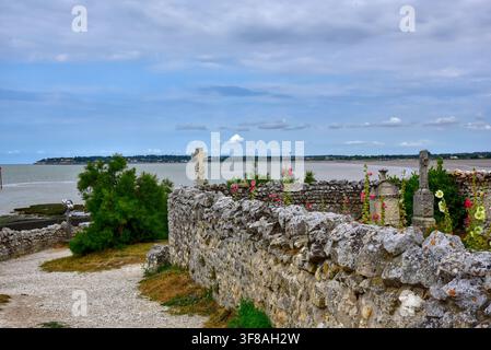 Der Friedhof in der Nähe der Kirche Sainte Radégonde in der Gemeinde Talmont-sur-Gironde, im Departement Charente-Maritime, in der Region Nouve Stockfoto