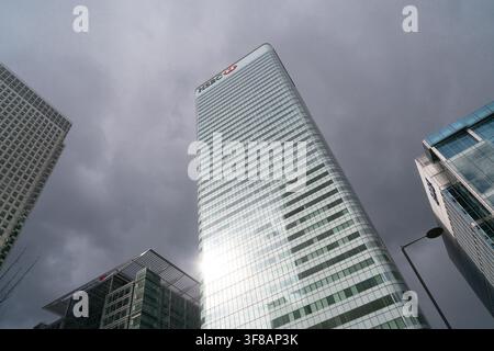 Der HSBC-Turm am 8 Canada Square, Canary Wharf, London, dient als globaler Hauptsitz für den Bankriesen, der 1865 gegründet wurde. Stockfoto