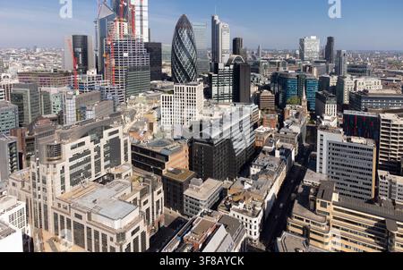 Luftbild der City of London, das The Gherkin und 22 Bishopsgate zeigt und die Entwicklung des Finanzzentrums der Hauptstadt hervorhebt. Stockfoto