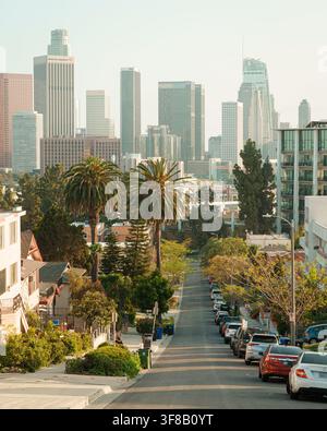 Blick auf die Innenstadt-Skyline von Los Angeles von Victor Heights in Los Angeles, Kalifornien Stockfoto
