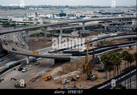 Los Angeles International Airport, LAX, mit United-Airlines-Flugzeugen, erhöhten Straßen und größeren Bauarbeiten. Stockfoto