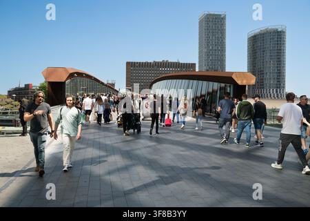 Menschenmassen gehen über die Westfield Stratford City-Fußgängerbrücke, einen belebten Weg zwischen dem Einkaufszentrum und dem Verkehrsknotenpunkt im Osten Londons. Stockfoto