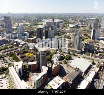 Luftbild von Stratford, East London, das den Queen Elizabeth Olympic Park, das London Stadium und die moderne urbane Erneuerung zeigt Stockfoto