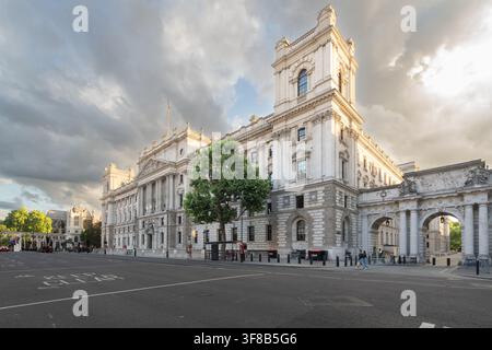 Das HM Treasury-Gebäude in Westminster, London, steht in der Nähe der Westminster Abbey als Sitz des Finanzministeriums der britischen Regierung. Stockfoto