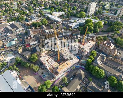 Neue Wohnbebauung erhebt sich im Peckham Town Centre, Southwark. Kräne signalisieren die laufende Stadterneuerung in der Nähe des ikonischen Rye Lane-Gebiets. Stockfoto