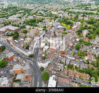 Eine Luftaufnahme des Stadtzentrums von Twickenham, London, zeigt dessen Vorstadtbebauung und die historische St. Mary's Church. Stockfoto