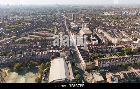 Eine Luftaufnahme der Mare Street in Hackney, London, die das historische Hackney Empire Theatre und die St. John at Hackney Kirche hervorhebt. Stockfoto