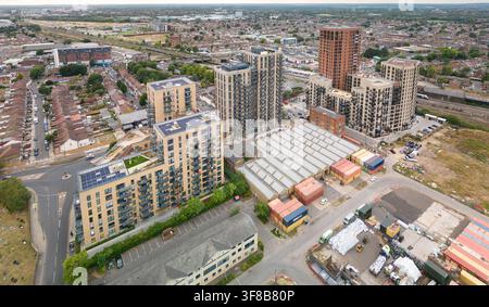 Luftaufnahme der Junction-West-Bebauung in Southall, Ealing, wo neue Hochhäuser entstehen. Stockfoto
