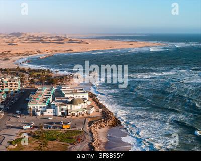 Luftbild von Swakopmund, wo Küste auf Wüste und Ozean in Namibia treffen Stockfoto