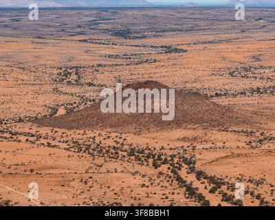 Luftbild der Spitzkoppe-Wüste und des Felsvorsprungs in Namibia Stockfoto