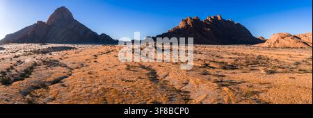 Luftbild der Spitzkoppe-Wüstenberge und der trockenen Ebenen in Namibia. Stockfoto