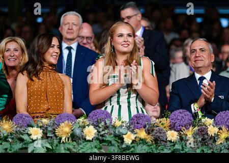 Aachen, Deutschland. 11. Aug., 2026. Pferdesport, Weltmeisterschaften, Eröffnungsfeier. Königin Mary von Dänemark (links) und Kronprinzessin Amalia der Niederlande stehen im VIP-Box. Credit: Uwe Anspach/dpa/Alamy Live News Stockfoto