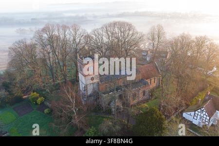 Luftaufnahme der St. Mary's Kirche im historischen Dorf Alveley, Shropshire, England, aufgenommen bei nebligem Sonnenaufgang im frühen Frühling Stockfoto