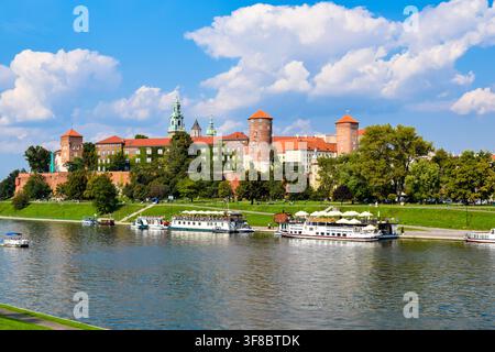 Das Wawel-Schloss erhebt sich über der Weichsel in Krakau mit Touristenbooten, die unten vor Anker liegen Stockfoto