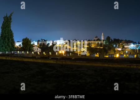 Mauern der Altstadt von Jerusalem bei Nacht beleuchtet, ohne dass Menschen zu sehen sind Stockfoto