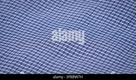 Blauer karierter Stofftextur-Hintergrund im Nahaufnahme, geeignet für Hemdmaterial, Kleidungshintergrund, Textildesign, Bekleidung und Modemuster Stockfoto