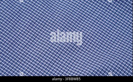 Blauer karierter Stofftextur-Hintergrund im Nahaufnahme, geeignet für Hemdmaterial, Kleidungshintergrund, Textildesign, Bekleidung und Modemuster Stockfoto