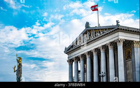 Fassade des österreichischen Parlamentsgebäudes mit einer Flagge in Wien Stockfoto