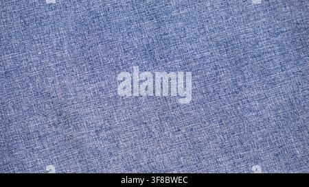 Blauer Stoff faltige Textur Hintergrund Nahaufnahme, geeignet für Textilhintergrund, Modematerial, Kleidungsdesign, Nähen und minimalen Textureinsatz. Stockfoto