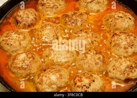 Fleischbällchen in Sauce auf dem Herd kochen Stockfoto