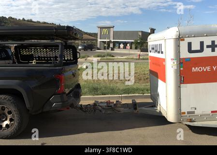 Durango Colorado 03. August 2026 Uhaul-Anhänger auf Toyota Tacoma mit Kuat-Rack vor McDonalds. Stockfoto