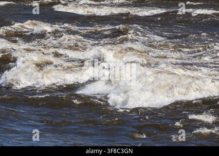 Schnell fließende, turbulente Weißwasserstromschnellen am Des Mille-Iles-Fluss mit hohem Wasserstand im Frühling, Laval, Quebec, Kanada Stockfoto