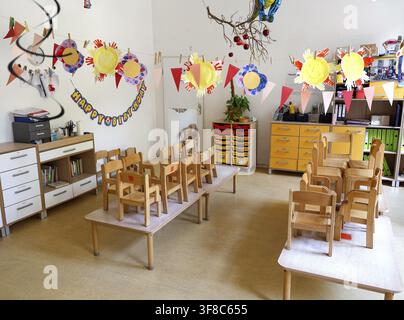 Hochwertige Holzstühle im leeren Gruppenzimmer eines Kindertagesstettes, Berlin, 11.08.2026, Deutschland Stockfoto