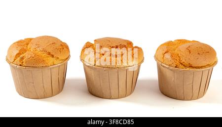 Frisch gebackene Reismehl-Schaum Muffins kühlen auf einem Drahtgestell Stockfoto
