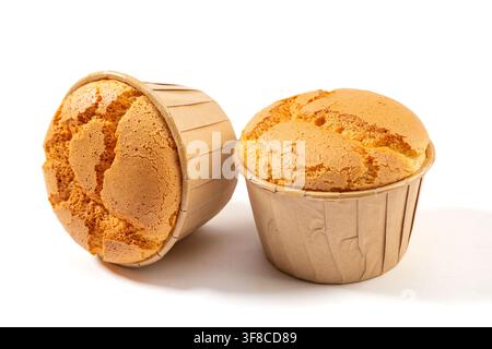 Frisch gebackene Reismehl-Schaum Muffins kühlen auf einem Drahtgestell Stockfoto