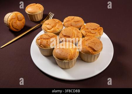 Frisch gebackene Reismehl-Schaum Muffins kühlen auf einem Drahtgestell Stockfoto