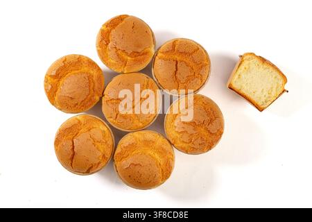 Frisch gebackene Reismehl-Schaum Muffins kühlen auf einem Drahtgestell Stockfoto