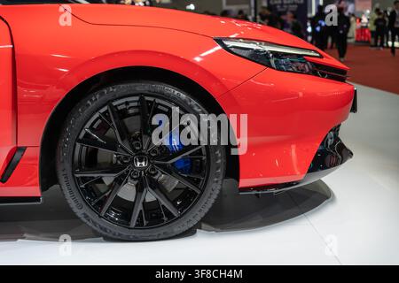 Kuala Lumpur, Malaysia – 19. Juni 2026: Nahaufnahme seitlich eines roten Honda Prelude, das seine sportliche Vorderradkappe, schwarze Multi-Speichen-Alufelge zeigt, Stockfoto