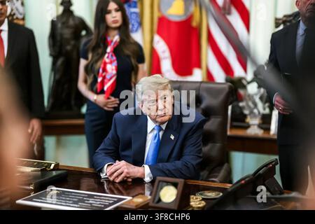 Präsident Donald J. Trump hört während einer Veranstaltung im Oval Office zu den Kinderimpfungen im Weißen Haus am 10. August 2026 zu, mit Jayme Franklin und Regierungsbeamten anwesend. Bild mit freundlicher Genehmigung des Weißen Hauses. Stockfoto