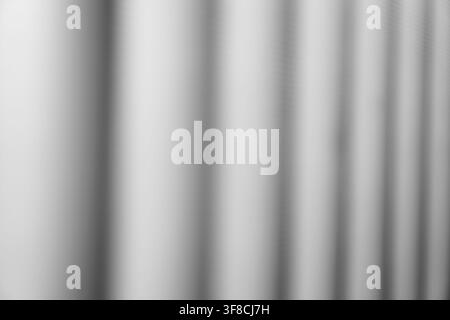 Minimalistischer abstrakter Hintergrund mit verschwommenen grauen vertikalen Säulen. Geeignet für moderne architektonische oder Unternehmensdesigns. Stockfoto