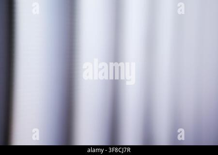 Weiche, unscharfe vertikale Linien in Lavendel- und Grautönen. Elegantes minimalistisches Hintergrundmotiv für digitale und Webdesign-Projekte. Stockfoto