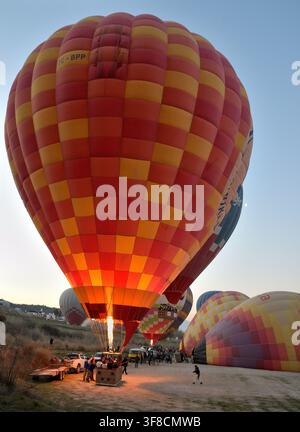 Heißluftballonfahren bei Sonnenaufgang über Pamukkale Turkiye Stockfoto